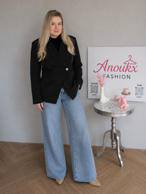 Zwarte gekruiste blazer dames gedragen door model | Anoukx Fashion