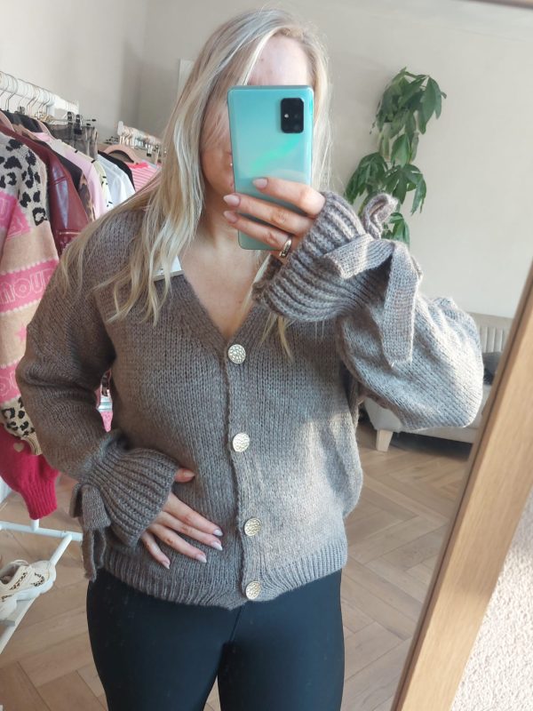 Taupe gebreid vest met strikmouwen en knopen