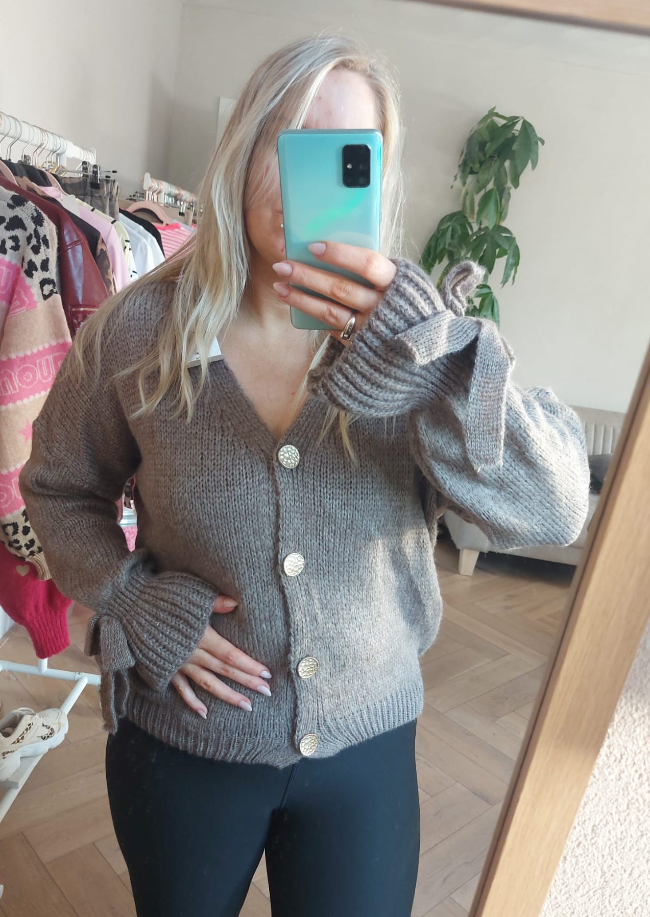 Taupe gebreid vest met strikmouwen en knopen